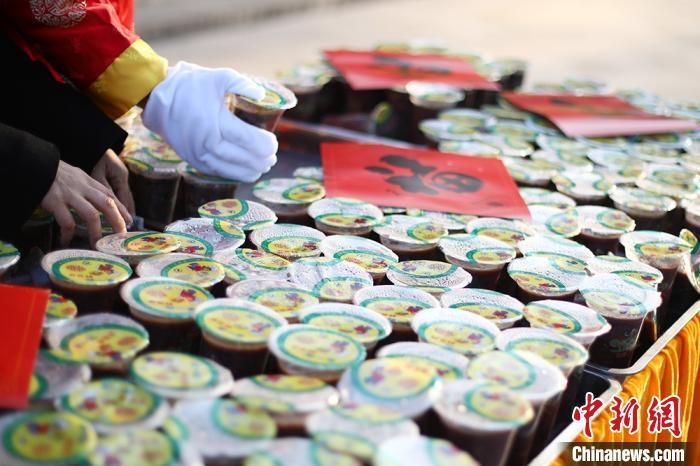 資料圖：工作人員將定制的臘八粥擺放整齊。　泱波 攝