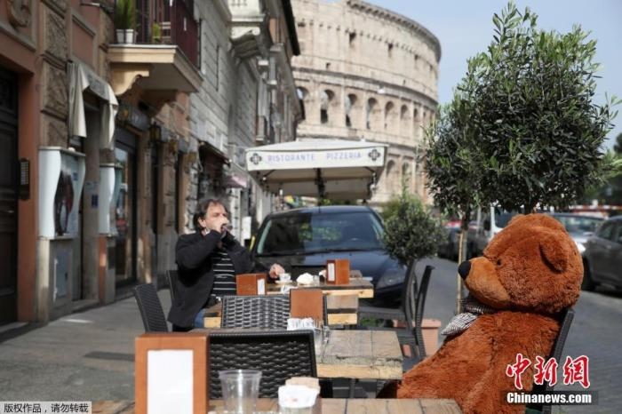 資料圖：意大利羅馬斗獸場附近的酒吧，顧客在露臺上喝酒。