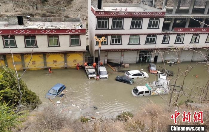 救援人員正在丹巴一處民房被淹處搜尋和轉(zhuǎn)移人員?！≈苡?攝