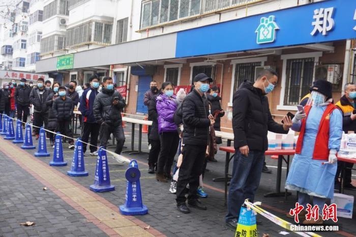 資料圖：1月7日，河南鄭州，市民有序排隊(duì)進(jìn)行核酸檢測(cè)。<a target='_blank' href='/'>中新社</a>記者 劉鵬 攝