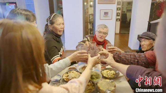 圖為賀歲紀(jì)錄片《“洋女婿”的中國年》劇照?！『h(yuǎn)航 攝