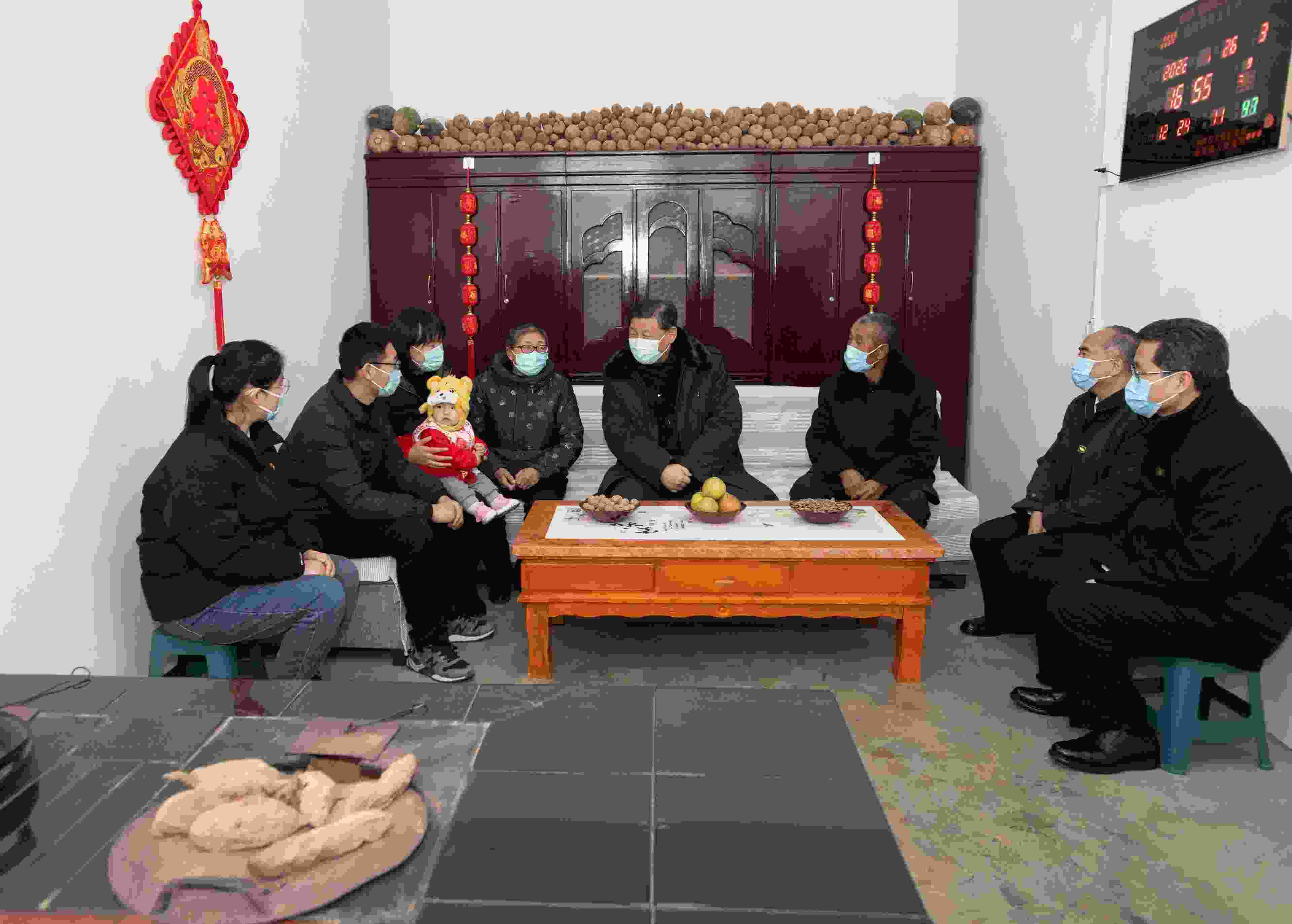 △2022年1月26日，中共中央總書記、國家主席、中央軍委主席習近平在臨汾市汾西縣僧念鎮(zhèn)段村同村民蔡文明一家親切交流。