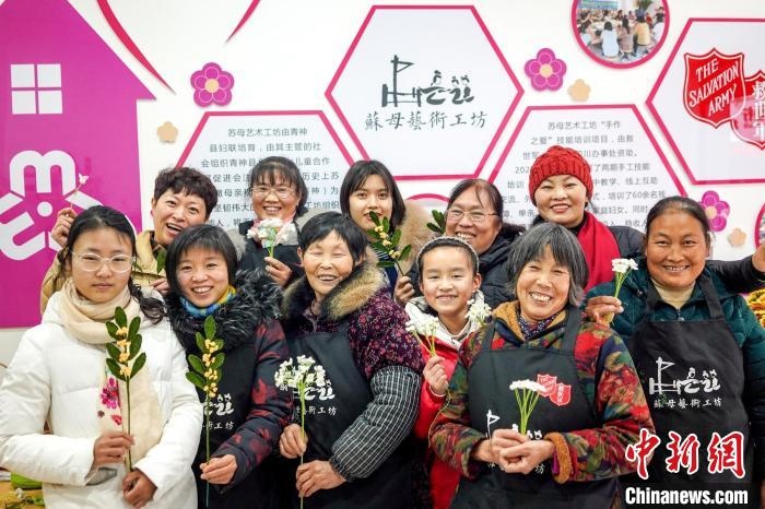 “蘇母藝術(shù)工坊”文創(chuàng)工作室的姐妹們?！」帕捡x 攝