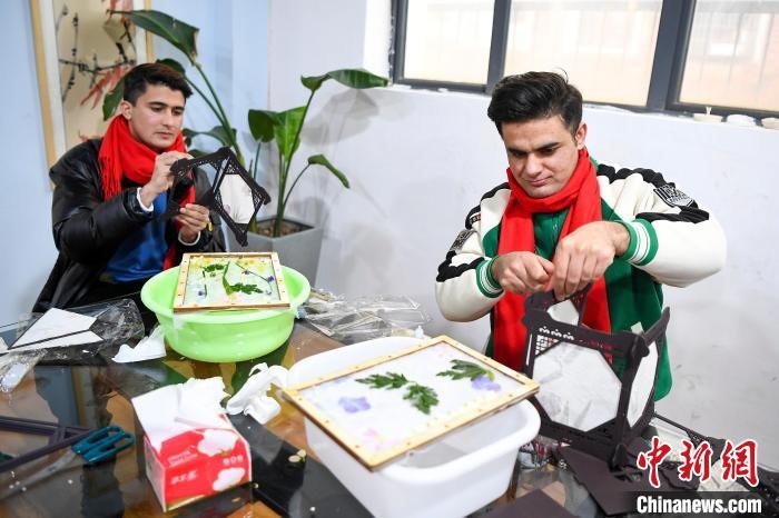 巴基斯坦留學(xué)生制作燈籠?！钊A峰 攝