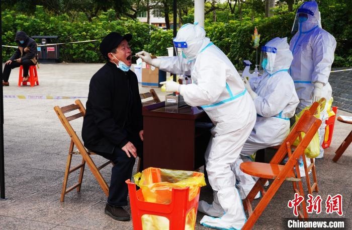 圖為德保縣組織民眾接受核酸檢測(cè)?！〉卤？h融媒體中心供圖