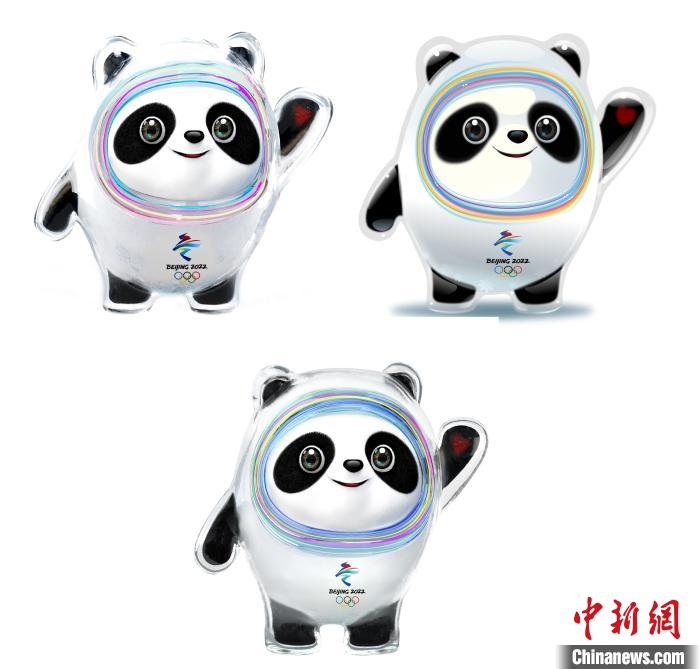 設(shè)計團(tuán)隊將“冰絲帶”的形象引入大熊貓后逐漸成型。上方兩個形象還是外八字腳，下方形象為最終定稿?！⑵皆乒﹫D