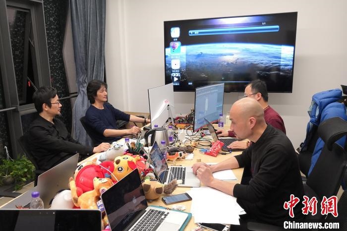 廣州美術(shù)學(xué)院曹雪、劉平云帶領(lǐng)的設(shè)計團(tuán)隊對北京冬奧會吉祥物加班加點進(jìn)行修改設(shè)計。(資料圖) 劉平云供圖