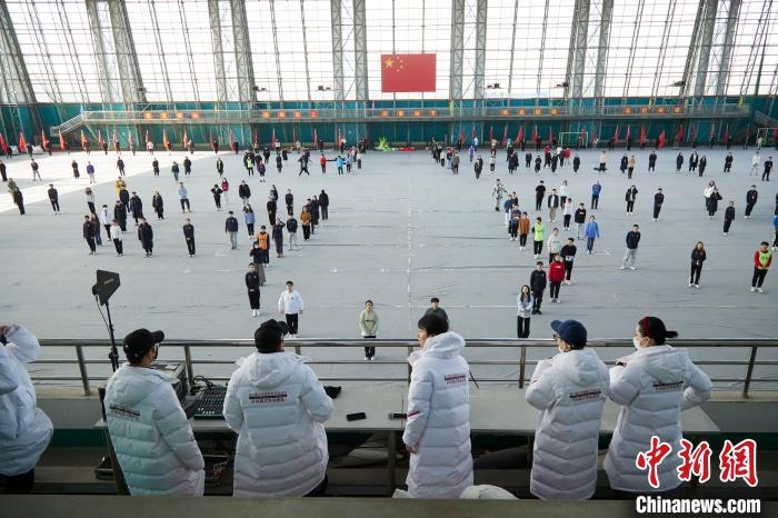 北京冬奧會(huì)閉幕式開始前，演員們?cè)谶M(jìn)行排練?！埼暮?供圖