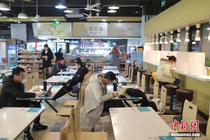 資料圖：考研學生在食堂內復習。 泱波 攝