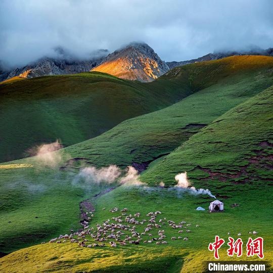 圖為作品《晨光炊煙》?！〗股?攝