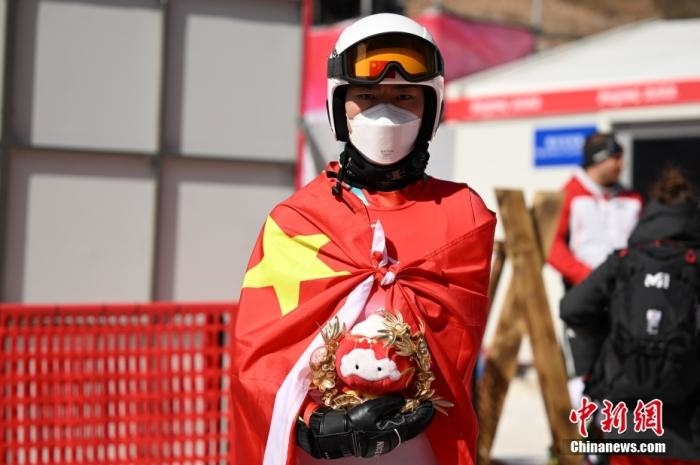 3月6日，中國選手梁景怡在賽后手捧吉祥物。當日，北京2022年冬殘奧會殘奧高山滑雪男子超級大回轉(zhuǎn)-站姿決賽在國家高山滑雪中心舉行，中國選手梁景怡奪得冠軍。 <a target='_blank' href='/'>中新社</a>記者 劉冉陽 攝 　
