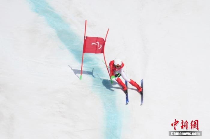 3月6日，中國選手梁景怡在比賽中。當日，北京2022年冬殘奧會殘奧高山滑雪男子超級大回轉(zhuǎn)-站姿決賽在國家高山滑雪中心舉行，中國選手梁景怡奪得冠軍。 <a target='_blank' href='/'>中新社</a>記者 劉冉陽 攝 　