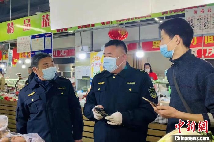 圖為執(zhí)法人員進(jìn)行調(diào)查?！±铈面谩z