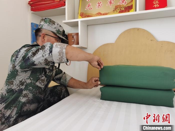 圖為謝寶民以軍人標(biāo)準(zhǔn)要求自己?！∈茉L者供圖