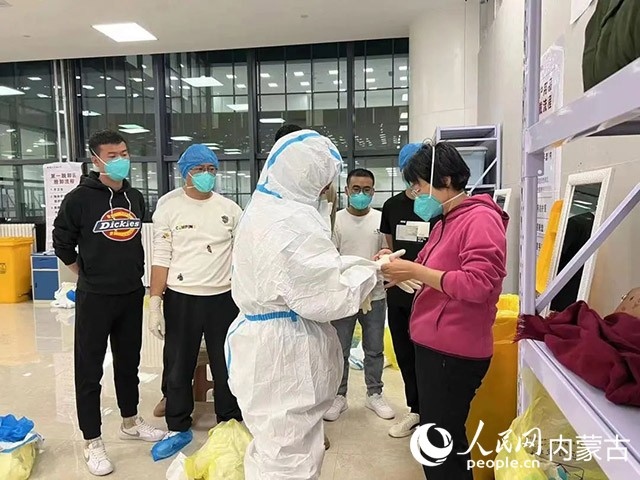 醫(yī)護(hù)人員正在方艙醫(yī)院工作。呼和浩特市第一醫(yī)院供圖