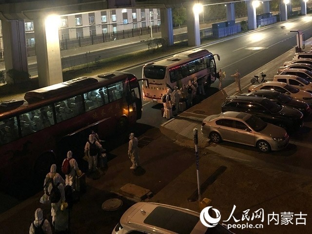 高校學(xué)生有序登車，前往隔離點(diǎn)。內(nèi)蒙古教育廳供圖