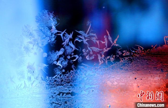 點(diǎn)點(diǎn)冰花像一個個小精靈。　孫書程 攝