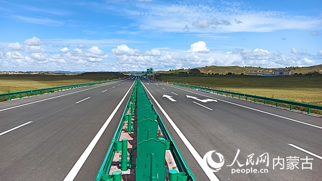 G1611經(jīng)棚至烏蘭布統(tǒng)高速公路項(xiàng)目。人民網(wǎng)記者 趙夢(mèng)月攝