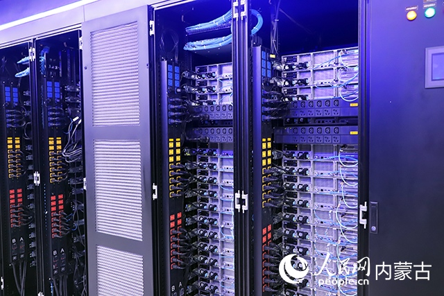 內(nèi)蒙古高性能計(jì)算公共服務(wù)平臺(tái)機(jī)房。人民網(wǎng)記者 苗陽(yáng)攝