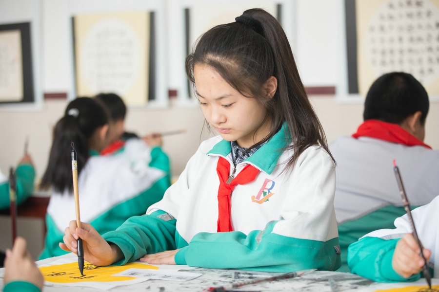 北重一小，學(xué)生正在書寫毛筆字 (2).jpg