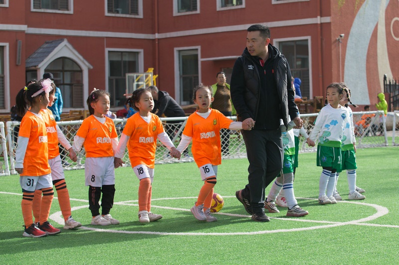 8.趣味比賽結(jié)束后，足球教師武穆帶領(lǐng)孩子們到場邊謝場.jpg