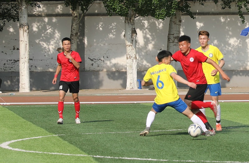 2.大學(xué)生足球聯(lián)賽本科組比賽現(xiàn)場，內(nèi)蒙古工業(yè)大學(xué)（紅色）對陣內(nèi)蒙古醫(yī)科大學(xué).jpg