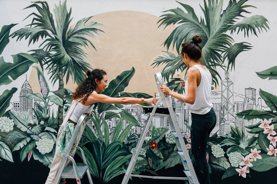 05. 藝術(shù)家梅慧欣、連佩汶與她們創(chuàng)作的壁畫作品.jpg