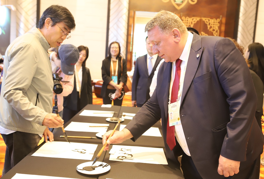 非遺、書法、文創(chuàng)齊亮相！2025年國家重要橋頭堡智庫論壇讓中外嘉賓讀懂北疆文化