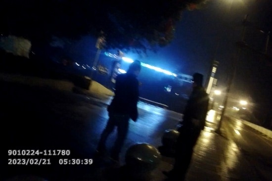 報(bào)警人唐師傅向民警講述情況 。資陽公安供圖