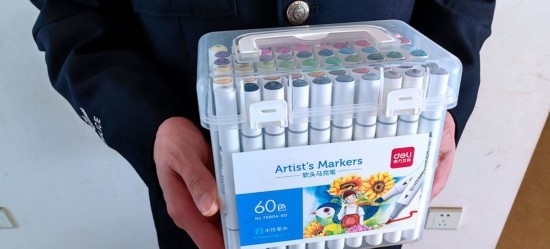 民警送上的馬克筆。資陽市公安供圖