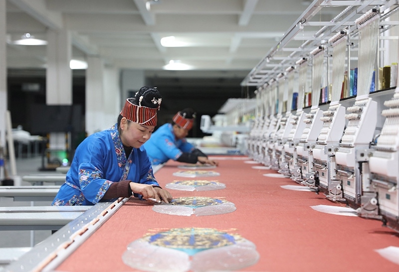 2023年2月13日，貴州省黔東南苗族侗族自治州施秉縣工業(yè)園區(qū)，工人在機繡車間作業(yè)。
