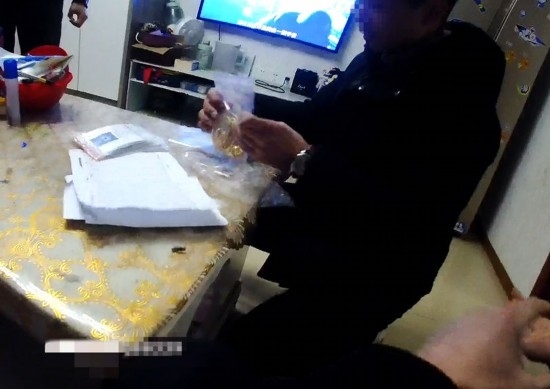 失主對(duì)照清單清點(diǎn)黃金等貴重物品。資陽市公安供圖