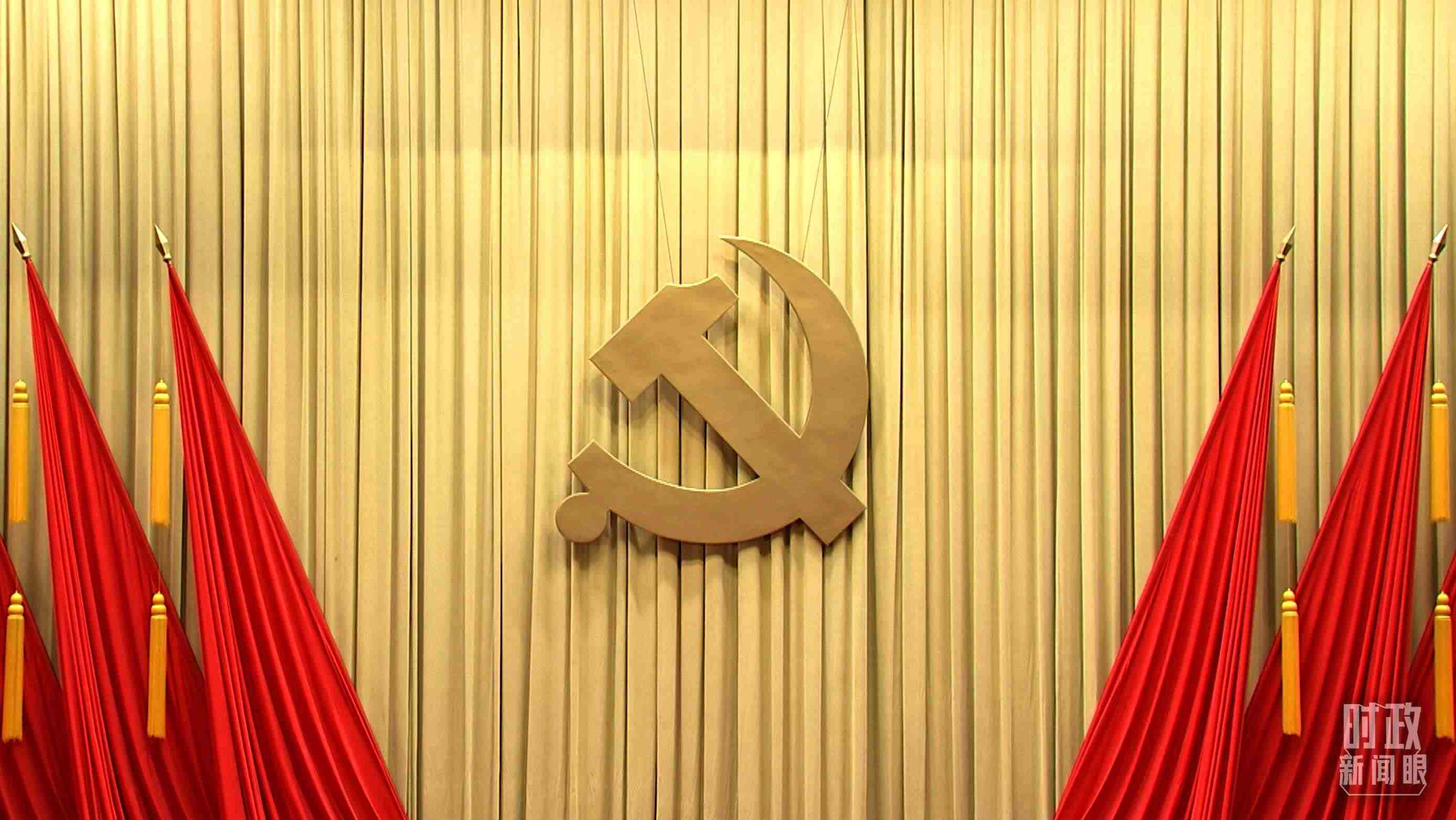 △會場上莊嚴的黨徽。（總臺央視記者郭鴻拍攝）