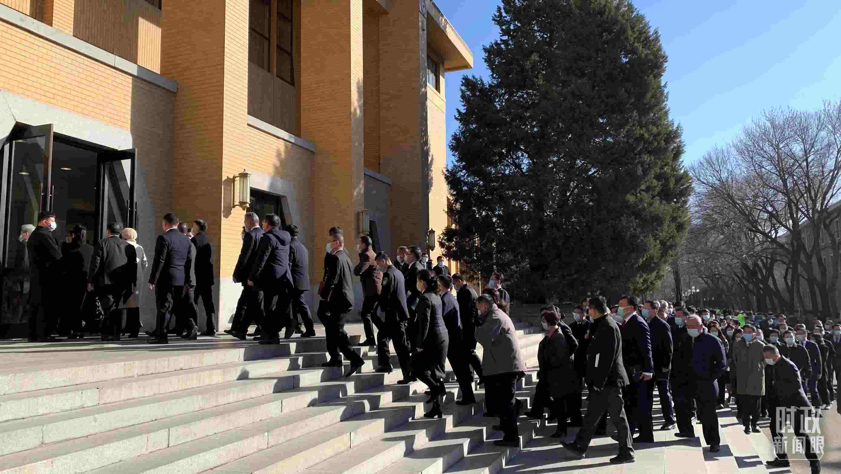 △參加這次慶祝大會暨開學典禮的與會人員正在步入會場。（總臺央視記者段德文拍攝）