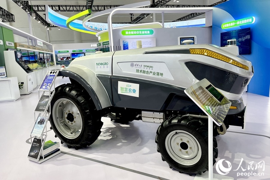 通過手機(jī)，就能指揮新能源無人駕駛拖拉機(jī)在田里作業(yè)。人民網(wǎng) 錢嘉禾攝