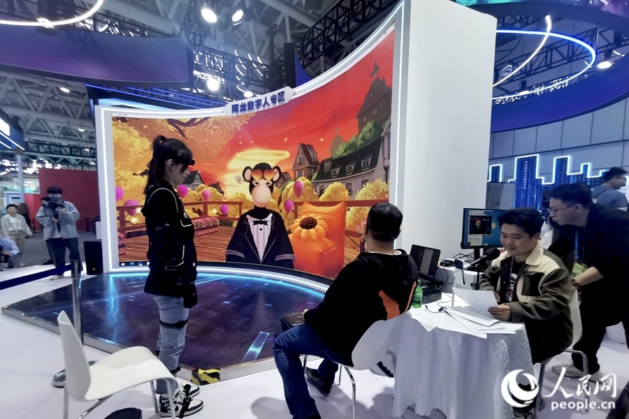 數(shù)字人主播“無聊猿”。人民網(wǎng) 葉青卿攝