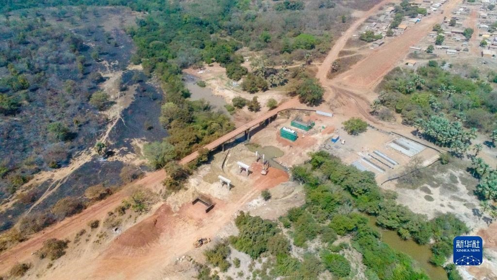 這是1月12日在科特迪瓦西北部奧迭內(nèi)省拍攝的北部公路項(xiàng)目施工現(xiàn)場（無人機(jī)照片）。新華社發(fā)（中國港灣工程有限責(zé)任公司供圖）