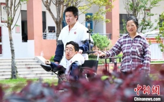 碰上天氣好，朱金祥就會利用休息時間，和鐘華強母親將其推出來賞賞花，曬曬太陽，呼吸一下外面的新鮮空氣。 卓忠偉 攝