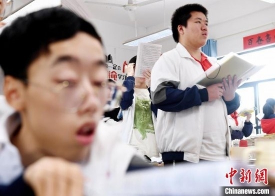 朱金祥(右)和鐘華強(左)正在加緊復習迎接高考。 卓忠偉 攝