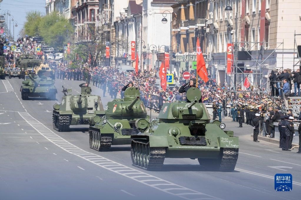 5月9日，在俄羅斯符拉迪沃斯托克市，坦克編隊(duì)參加閱兵式。新華社發(fā)（郭飛洲攝）