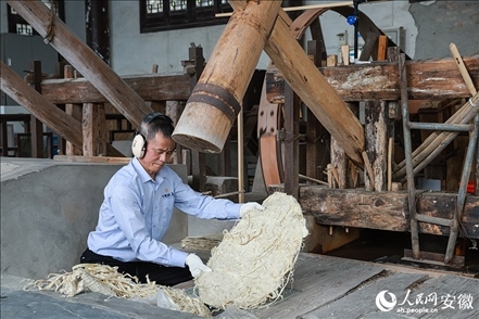 宣紙制作工藝——制簾。人民網(wǎng)記者 張俊攝