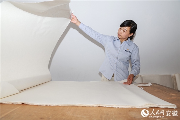 制簾需要將蔑條通過專門的小孔磨細(xì)。人民網(wǎng)記者 張俊攝