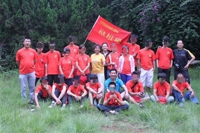 項目辦開展活動合影，喬海云（后排中，黑衣）和張月如（后排右一）