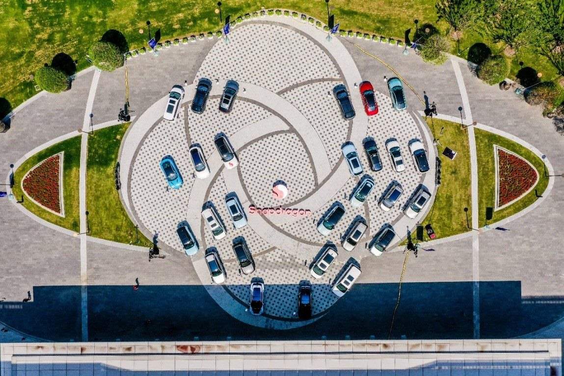 峰會(huì)戶外整車展示區(qū)俯瞰圖。（受訪者供圖）