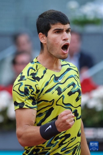 5月7日，阿爾卡拉斯在比賽中慶祝得分。當(dāng)日，在西班牙馬德里網(wǎng)球公開賽男單決賽中，西班牙選手阿爾卡拉斯以2比1戰(zhàn)勝德國選手施特魯夫，奪得冠軍。新華社記者 孟鼎博 攝