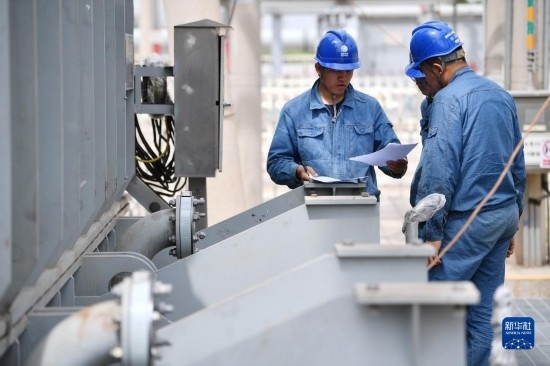 5月27日，電力工人在工程現(xiàn)場(chǎng)進(jìn)行檢修作業(yè)。