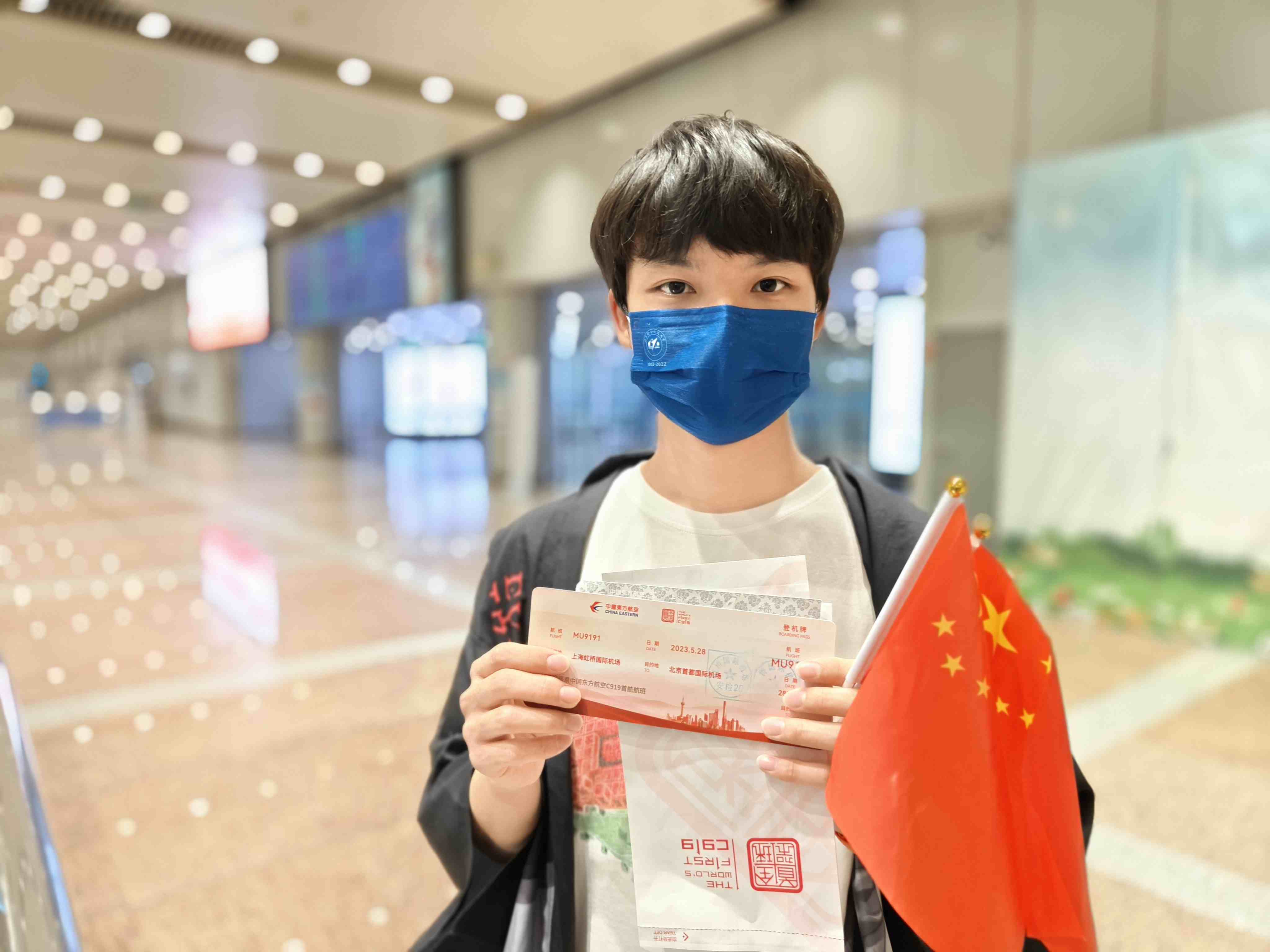 張可立向記者展示有著紀念意義的登機牌。人民網記者 夏曉倫攝