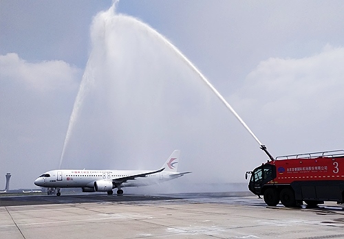 C919穿過象征民航最高禮儀的“水門”。東航供圖