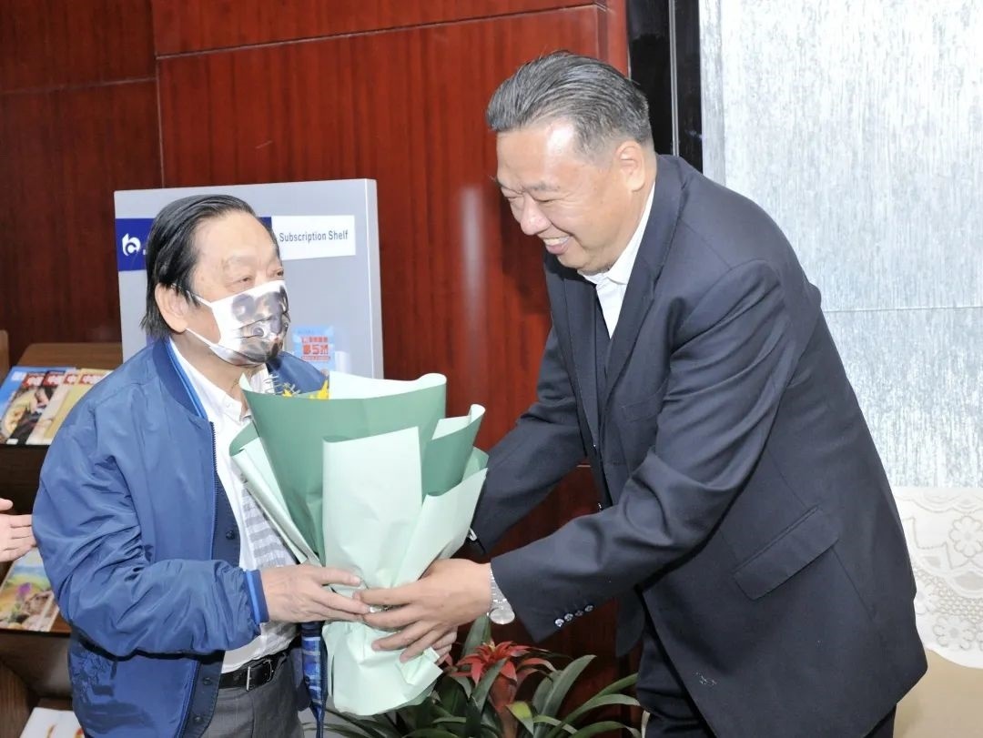 ▲青海省政協(xié)副主席、青海省林草局黨組書(shū)記、局長(zhǎng)、祁連山國(guó)家公園青海省管理局局長(zhǎng)李曉南在機(jī)場(chǎng)迎接韓美林