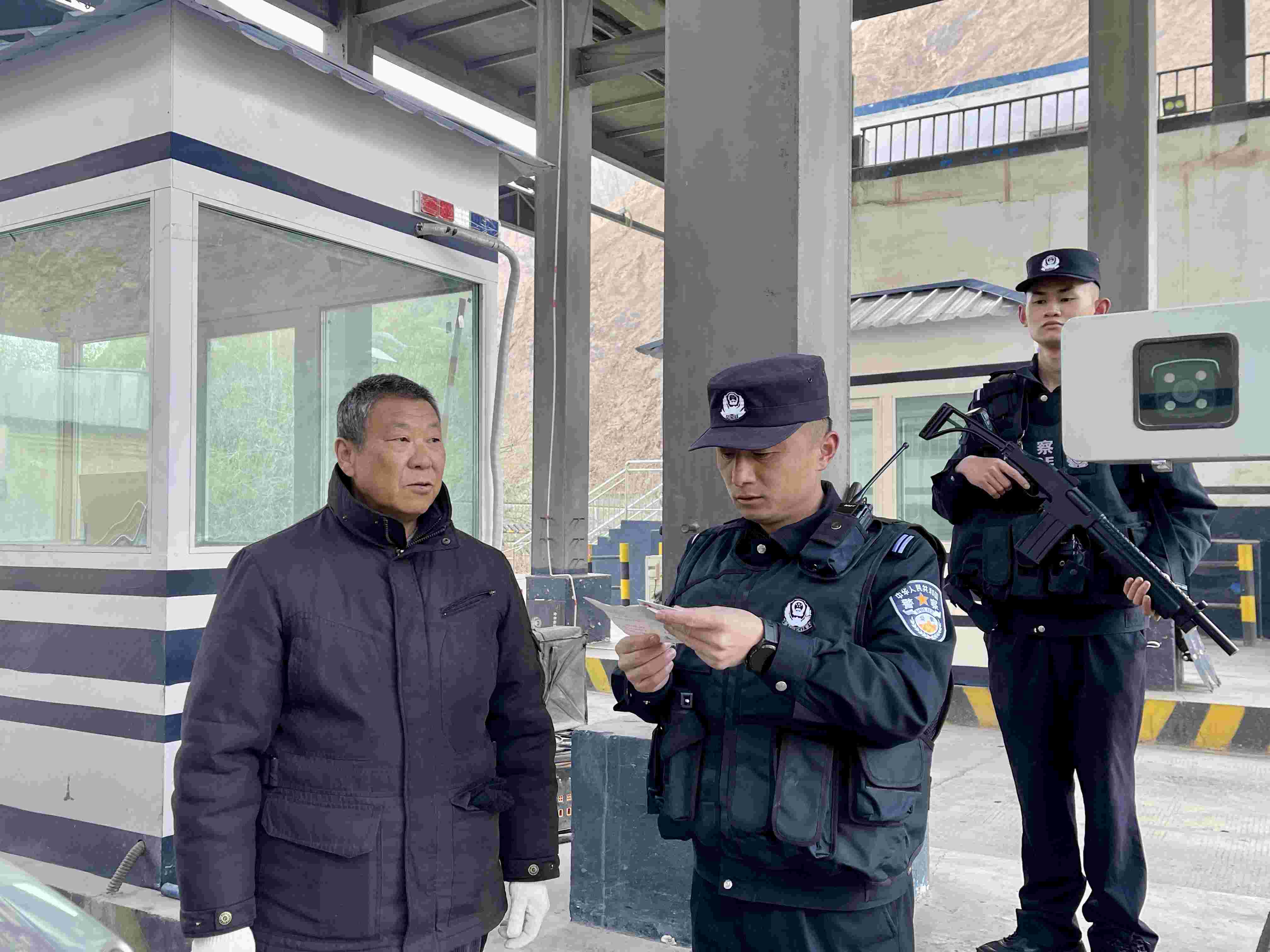 在庫地邊境檢查站，陳暢核對進出邊境管理區(qū)人員信息。人民網(wǎng) 周靜圓攝